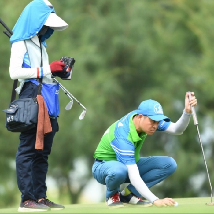 Nghề caddy thường bị định kiến với những ý nghĩ tiêu cực về tình và tiền. (Ảnh: golf group)