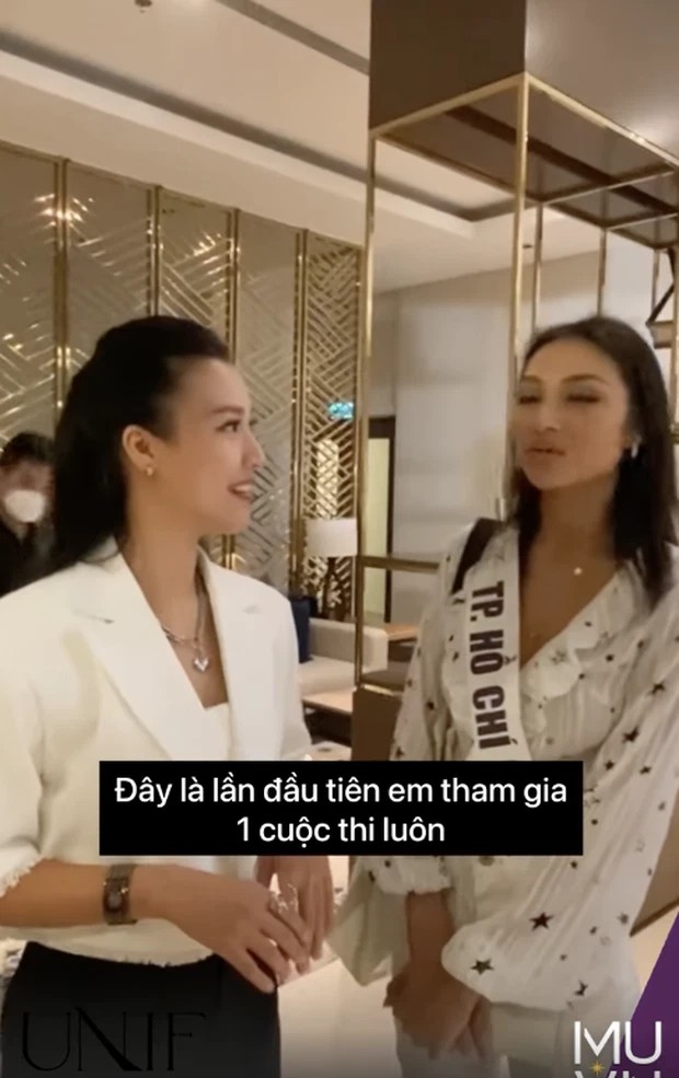 Gần đây nhất, MC Hoàng Oanh cũng không còn đeo nhẫn ở ngón áp út