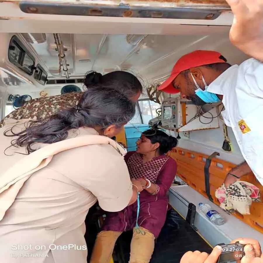 Các du khách được chăm sóc cẩn thận sau khi ra khỏi cáp treo. (Ảnh: India Today)