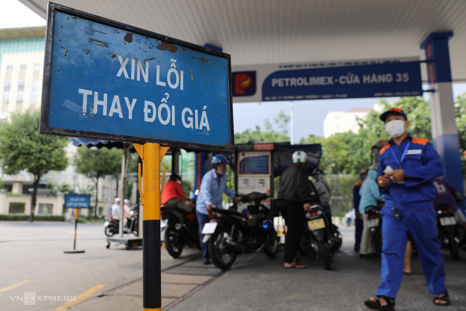 Giá xăng tăng lên gần 33.000 đồng một lít
