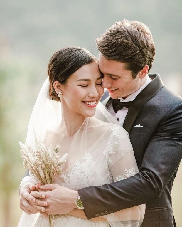 Loạt dấu hiệu rạn nứt của MC Hoàng Oanh và chồng Tây: Liên tục ẩn ý về duyên phận, giọt nước tràn ly, rõ nhất là chiếc nhẫn ở ngón áp út