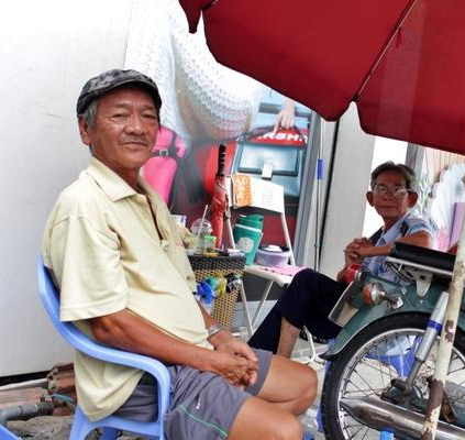 Trúng bạc tỷ, người đàn ông đưa hết cho vợ giữ, "nhận lương" mỗi ngày