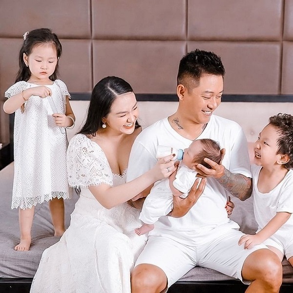 Tuấn Hưng và bà xã đi nhận biệt thự ven biển có giá chục tỷ tại Hội An