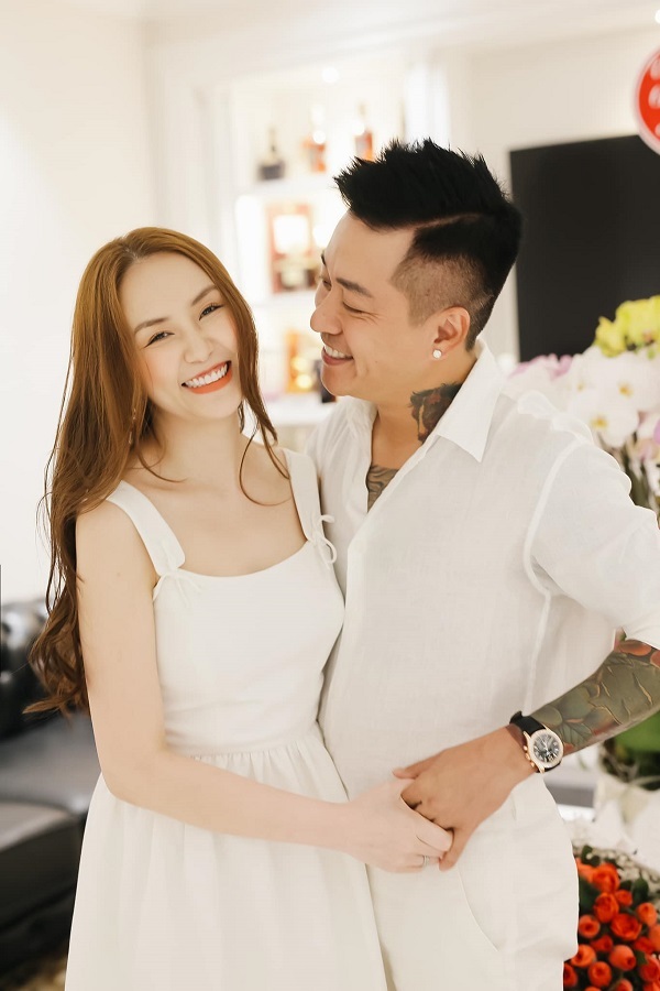 Vợ chồng Tuấn Hưng thường xuyên "khoe" những khoảnh khắc ngọt ngào trên mạng xã hội (Ảnh: FB Tuan Hung Nguyen)