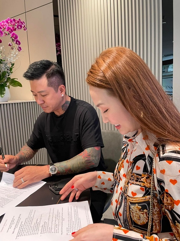Trước đó cặp đôi đã hoàn thành thủ tục và chính thức tậu biệt thự (Ảnh: FB Tuan Hung Nguyen)