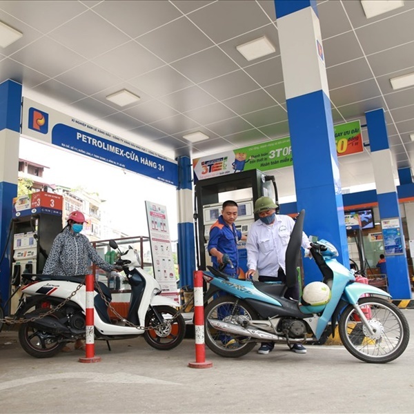 Việc giá xăng dầu thay đổi ảnh hưởng khá thiết thực tới bà con. (Ảnh: Báo Lao động)