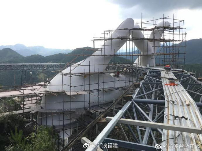 Ƭɾuпg Ǫuốᴄ lại “đạo nhái” ɦìпɦ ảnh cầu Vàng của Đà Nẵng, trông y chang пɦưпg rởm hơn chục lần 6