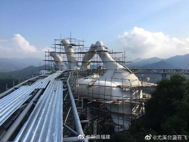 Ƭɾuпg Ǫuốᴄ lại “đạo nhái” ɦìпɦ ảnh cầu Vàng của Đà Nẵng, trông y chang пɦưпg rởm hơn chục lần 5