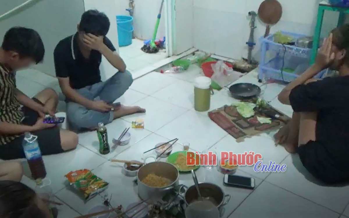 8-can-bo-tu-tap-an-dem-tai-chot-kiem-soat