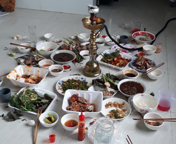 8 thanh niên ăn nhậu ngày lễ, mỗi người nộp phạt 15 triệu đồng - Ảnh 1. 8 thanh niên ăn nhậu ngày lễ, mỗi người nộp phạt 15 triệu đồng - Ảnh 1.