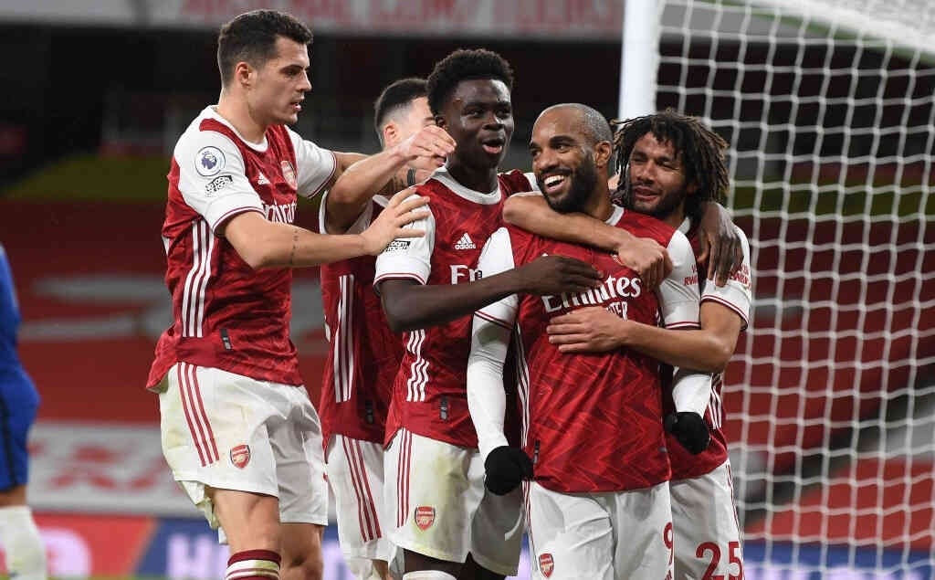 Arsenal bất ngờ "nhấn chìm" Chelsea; Man City lặng lẽ áp sát top 4