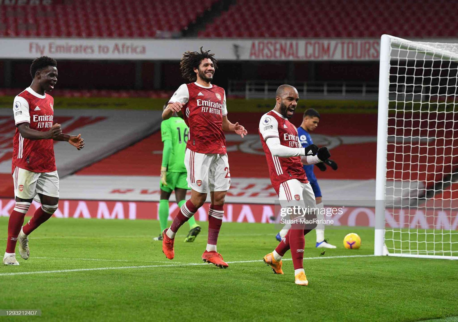 Arsenal bất ngờ "nhấn chìm" Chelsea; Man City lặng lẽ áp sát top 4 1