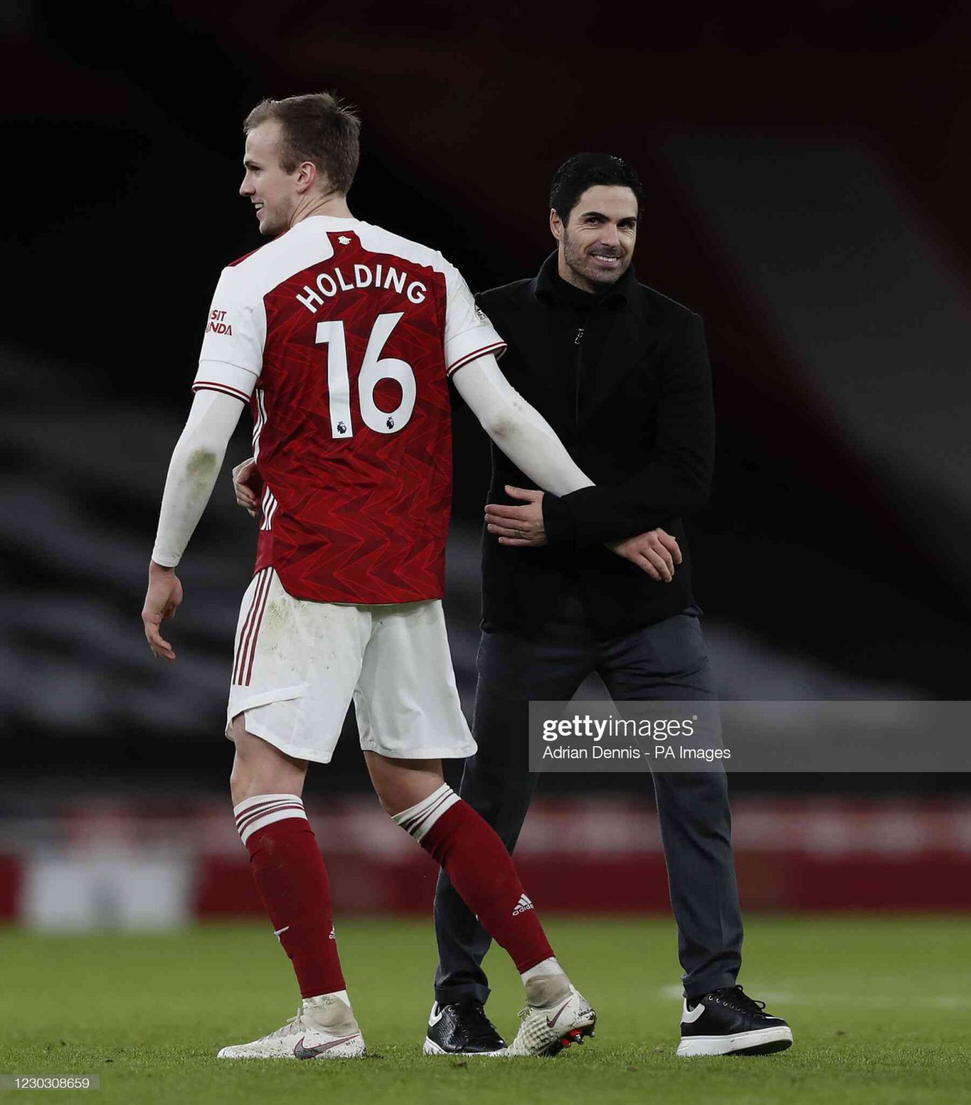 Arsenal bất ngờ "nhấn chìm" Chelsea; Man City lặng lẽ áp sát top 4 