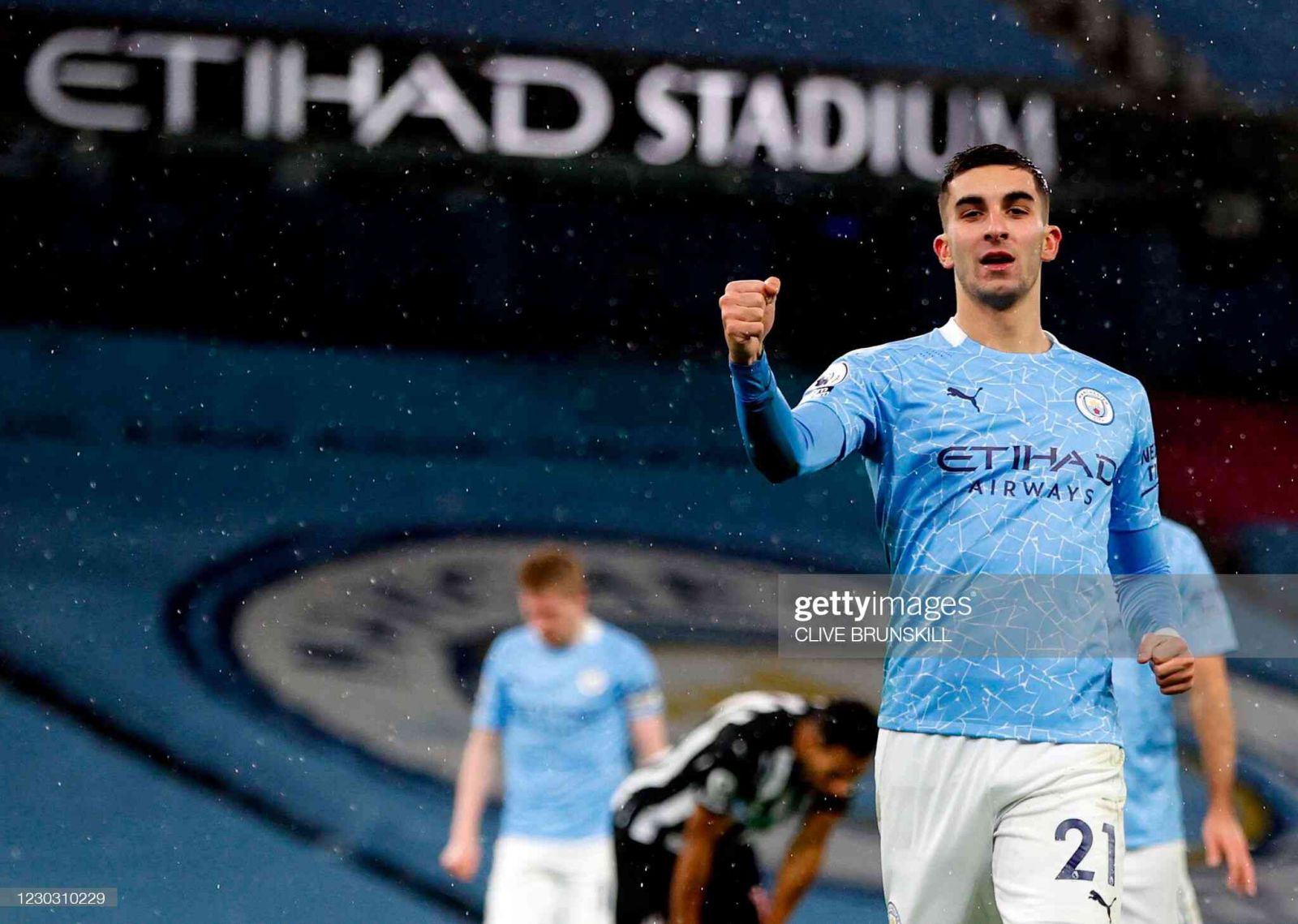 Arsenal bất ngờ "nhấn chìm" Chelsea; Man City lặng lẽ áp sát top 4 6