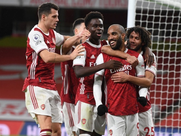 Arsenal bất ngờ "nhấn chìm" Chelsea; Man City lặng lẽ áp sát top 4