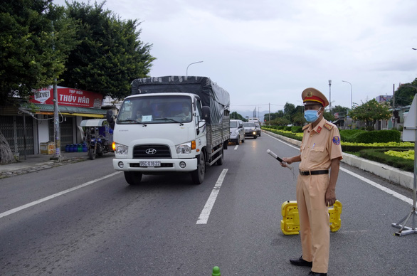 Bà Rịa - Vũng Tàu bỏ kiểm soát giấy xét nghiệm, được tắm biển, cắt tóc, đánh golf - Ảnh 2. Bà Rịa - Vũng Tàu bỏ kiểm soát giấy xét nghiệm, được tắm biển, cắt tóc, đánh golf - Ảnh 2.