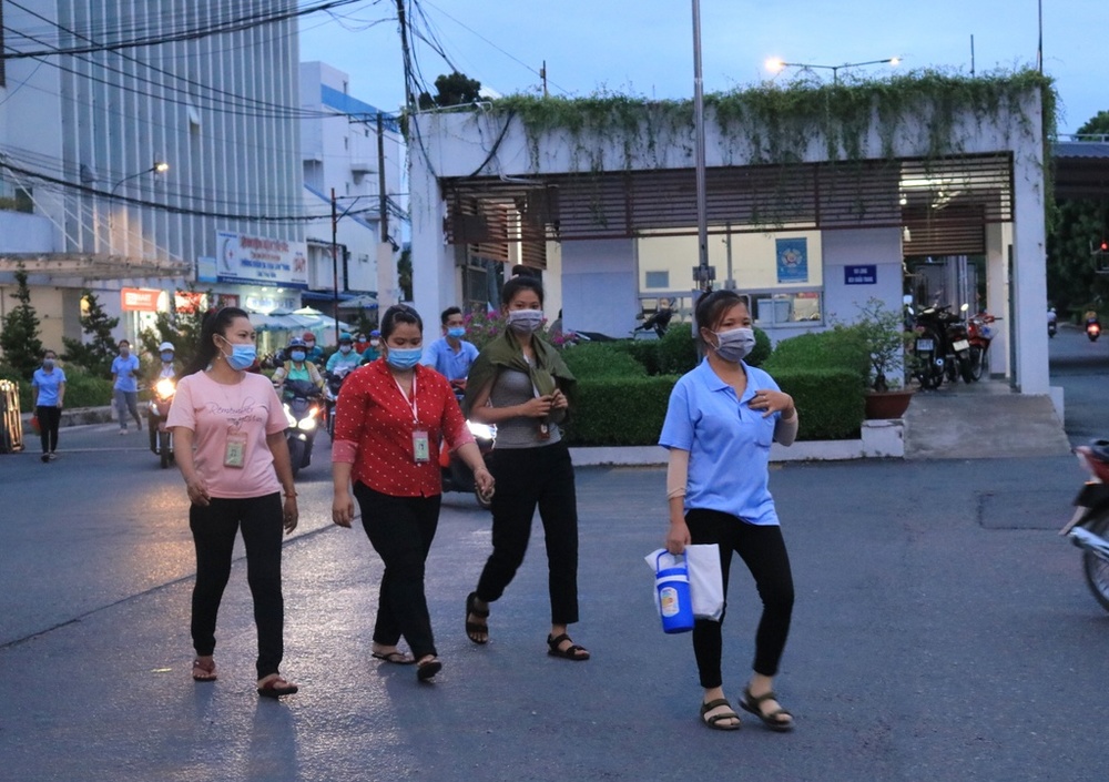  Công nhân tại một xí nghiệp ở TP.HCM tan làm. (Ảnh: Dân Việt)