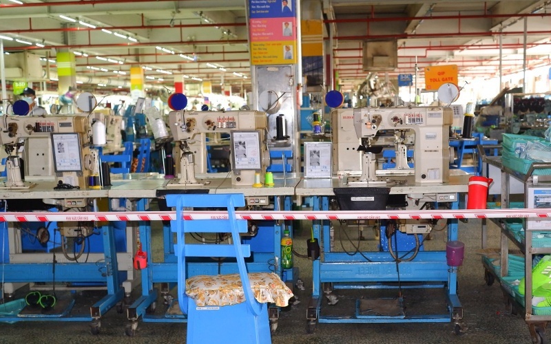  Dây chuyền sản xuất thuộc một công ty ở TP.HCM tạm dừng hoạt động vì liên quan bệnh nhân nhiễm dịch. (Ảnh: Người Lao Động)