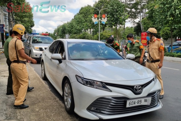 Bắt giữ ô tô liên tục vượt chốt, 2 người trên xe dương tính với ma túy