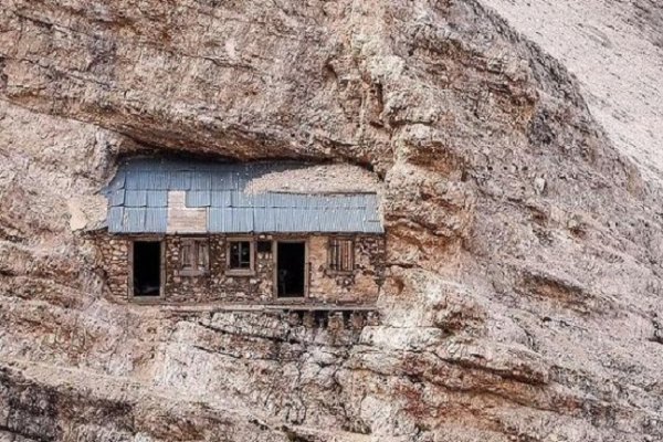 Bí ẩn căn nhà cổ cao 2.700 mét, khảm sâu vào sườn núi: Không dành cho người yếu tim