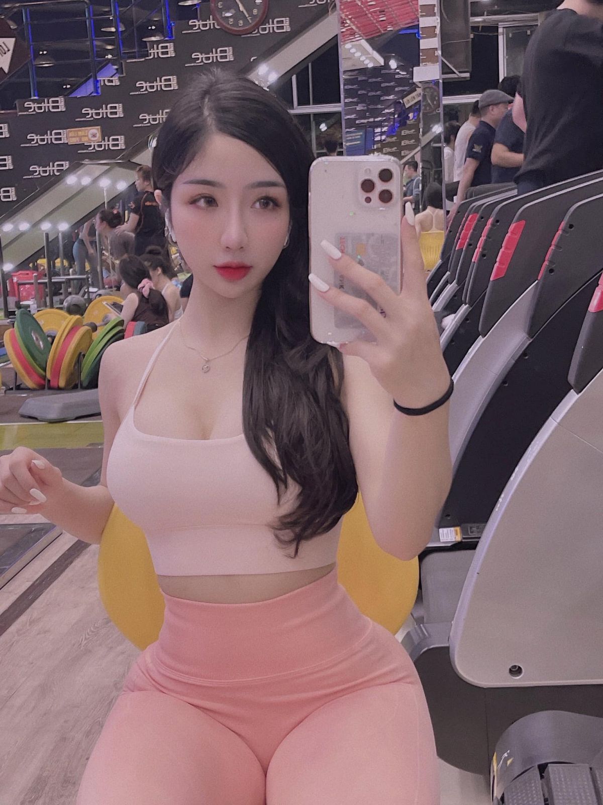 Bị chụp lén ở trong phòng tập Gym, cô nàng hot girl làm bao anh xao xuyến, háo hức xin info 5 Bị chụp lén ở trong phòng tập Gym, cô nàng hot girl làm bao anh xao xuyến, háo hức xin info 5