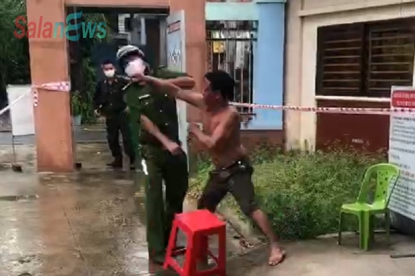 Bị nhắc nhở đeo khẩu trang, người đàn ông đấm thẳng vào mặt công an