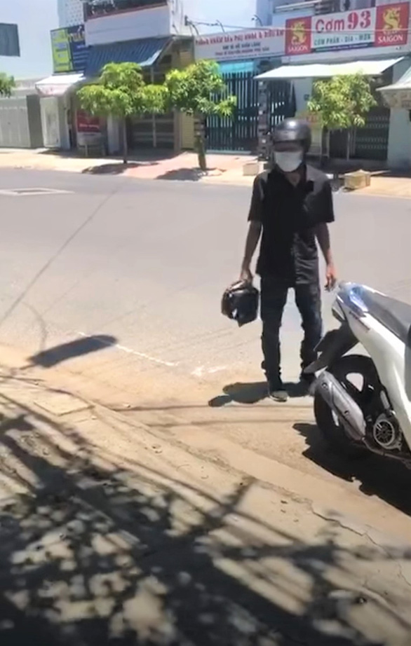 Anh công nhân vụ bánh mì không phải lương thực bị phạt 2 triệu - Ảnh 1. Anh công nhân vụ bánh mì không phải lương thực bị phạt 2 triệu - Ảnh 1.