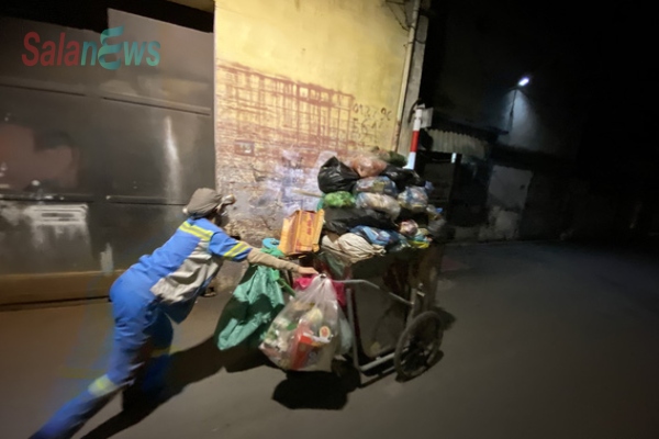 Nữ công nhân môi trường bị trấn lột xe máy: ‘Tôi van xin mà nhóm cướp không tha’