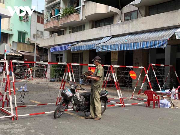 BN1451 có lịch trình di chuyển phức tạp, đến nhiều nơi đông người