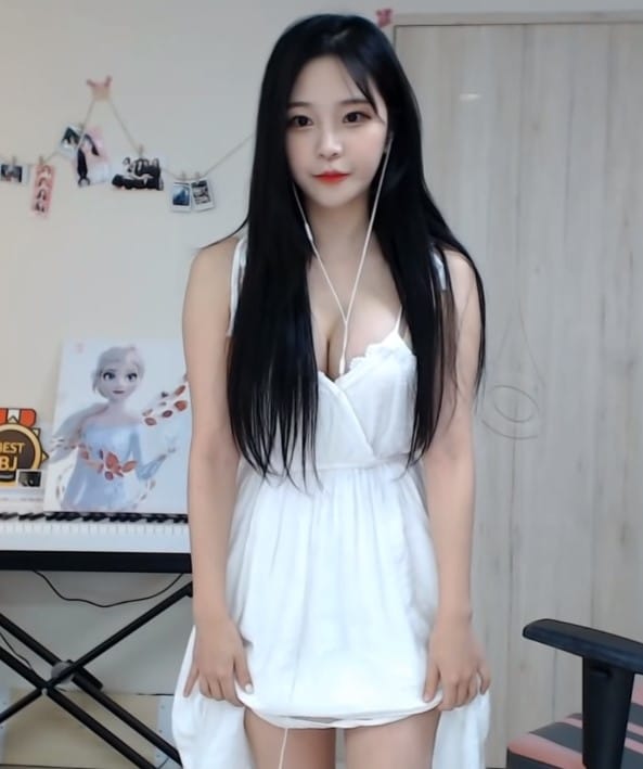 Bực mình vì bị chê “non”, nữ streamer cắt váy khoe “body phụ huynh” ngay trên sóng