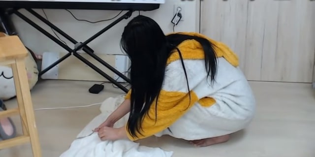 Bực mình vì bị chê “non”, nữ streamer cắt váy khoe “body phụ huynh” ngay trên sóng 2