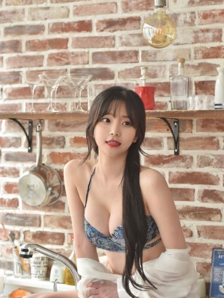 Bực mình vì bị chê “non”, nữ streamer cắt váy khoe “body phụ huynh” ngay trên sóng 5