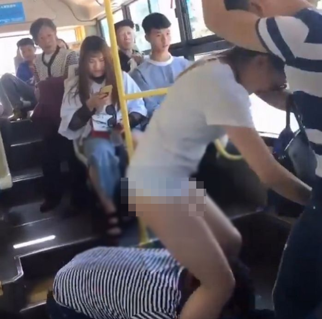 Xe bus phanh ɢấρ, nam thanh niên bỗng “tụt váy” cô ɢάι đứng trước khiến cả xe bus được phen hú hồn