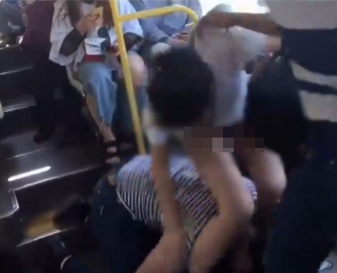 Xe bus phanh ɢấρ, nam thanh niên bỗng “tụt váy” cô ɢάι đứng trước khiến cả xe bus được phen hú hồn