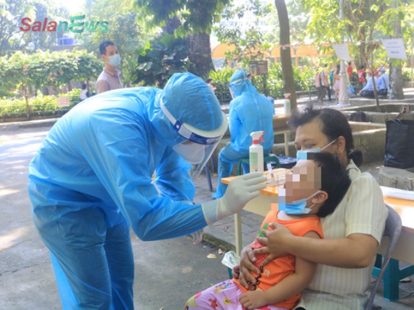 Người bán cà phê trước cổng Bệnh viện Nhi đồng 1 và 2 người nhà mắc COVID-19