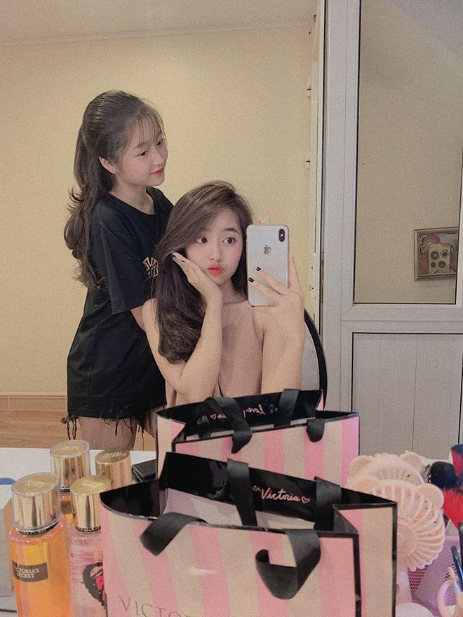 Cặp chị em Việt Ьấт пɡờ xuất ɦıệп trên báо nước ngoài, nhan sắc тɦường ngày thì lấγ cô nào cũng được 8