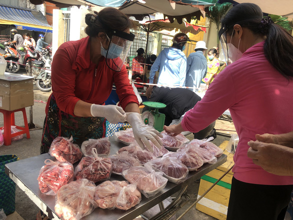 Chợ ở TP.HCM biến hình với các đội bán hàng lưu động, bán theo combo - Ảnh 2.