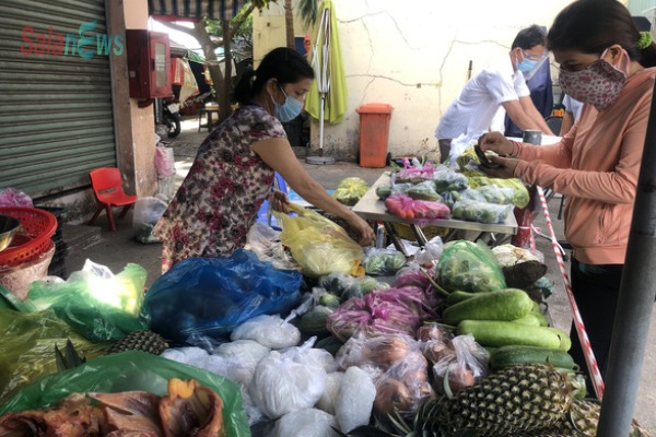 Chợ ở TP.HCM 'biến hình' với các đội bán hàng lưu động, bán theo 'combo'