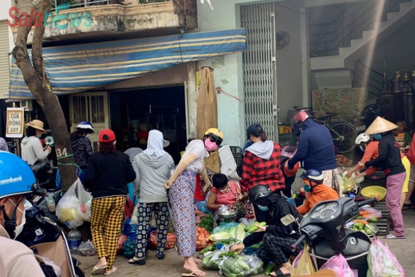 Nhiều chợ tự phát ở TP.HCM vẫn đông đúc dù có lệnh cấm