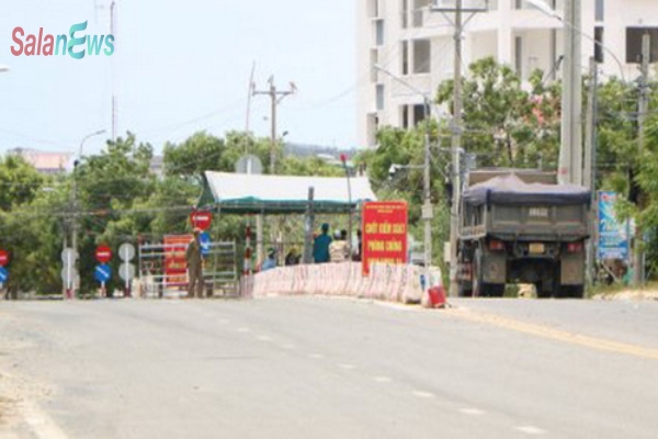 Chốt kiểm soát dịch COVID-19 yêu cầu xe ngân hàng quay đầu vì 'tiền không phải hàng cấp thiết'