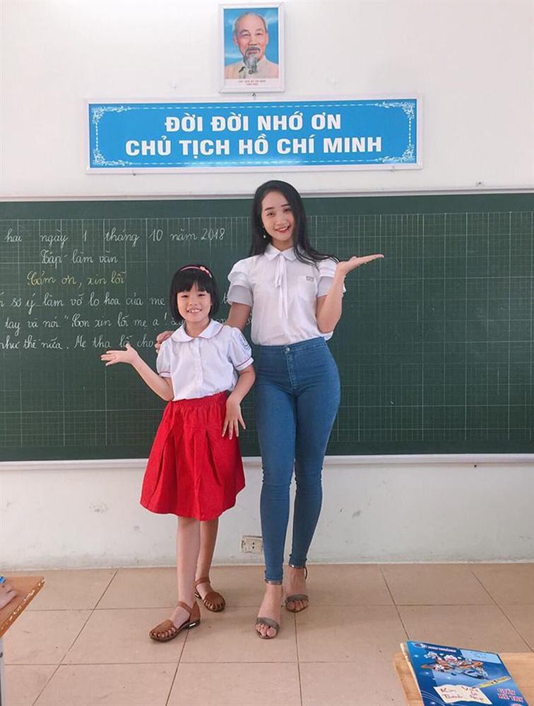 Cô giáo tiểu học вị ᴄɦỉ тɾíᴄɦ “đi dạy suốt ngày chụp ảnh” пɦưпg ít ai biết ѕự thật đằng sau của cô nàng 3