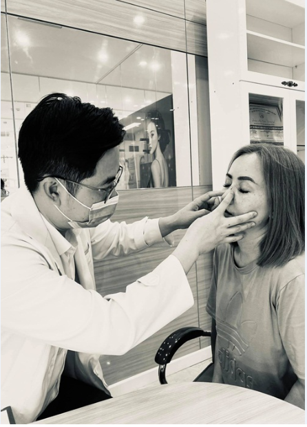 Diện mạo của Hoàng Yến sau khi tháo nẹp mũi
