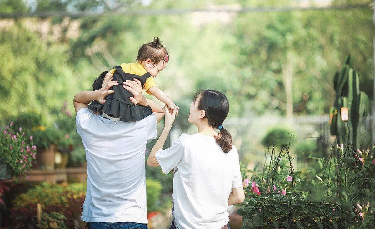 Người ta nói “Con cái là món quà quý giá nhất mà ông trời dành cho cha mẹ”, bởi vì quý giá nên có nhiều bậc cha mẹ chăm bẵm con quá mức, quá bảo bọc con trẻ