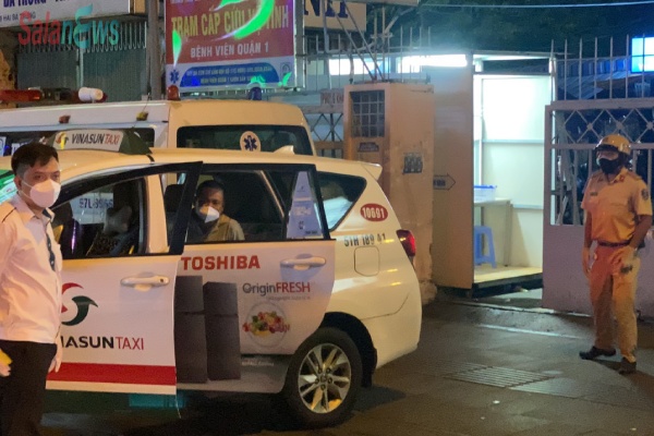 Công an và tài xế taxi phối hợp đưa một bảo vệ khó thở đi cấp cứu kịp thời