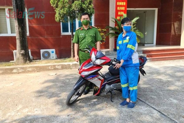 Nữ công nhân môi trường bị trấn lột trong đêm được tặng xe máy mới