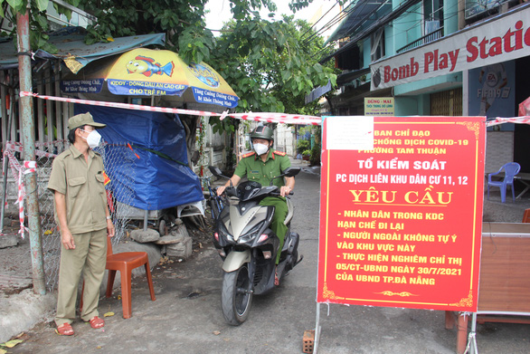 Đà Nẵng di dời 100 người dân ra khỏi hẻm có nhiều ca mắc COVID-19 - Ảnh 1. Đà Nẵng di dời 100 người dân ra khỏi hẻm có nhiều ca mắc COVID-19 - Ảnh 1.