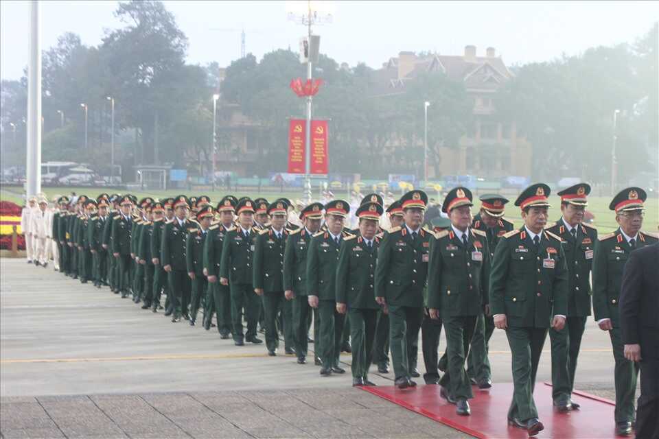 Đại biểu dự Đại hội XIII của Đảng vào Lăng viếng Chủ tịch Hồ Chí Minh 1