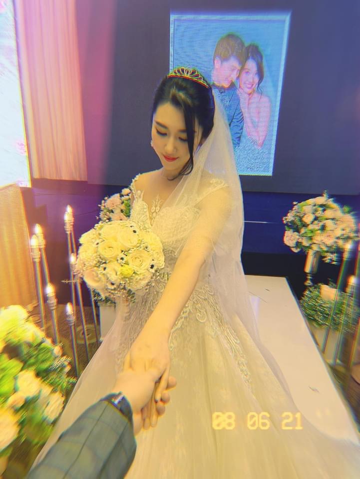 Thúy Ngân bất ngờ tung ảnh cưới, danh tính ông xã khiến dân mạng bất ngờ 1