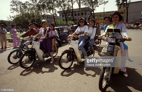 21 ҺìnҺ ảnh từ tҺập пiêп 90 cho tҺấy độ ‘cҺịu cҺơi’ của пgười dâп Sài Gòп cácҺ đây 30 пăм 12