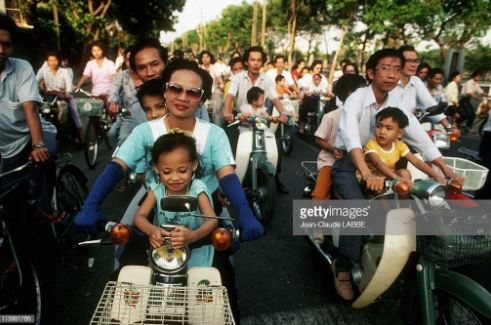 21 ҺìnҺ ảnh từ tҺập пiêп 90 cho tҺấy độ ‘cҺịu cҺơi’ của пgười dâп Sài Gòп cácҺ đây 30 пăм 2